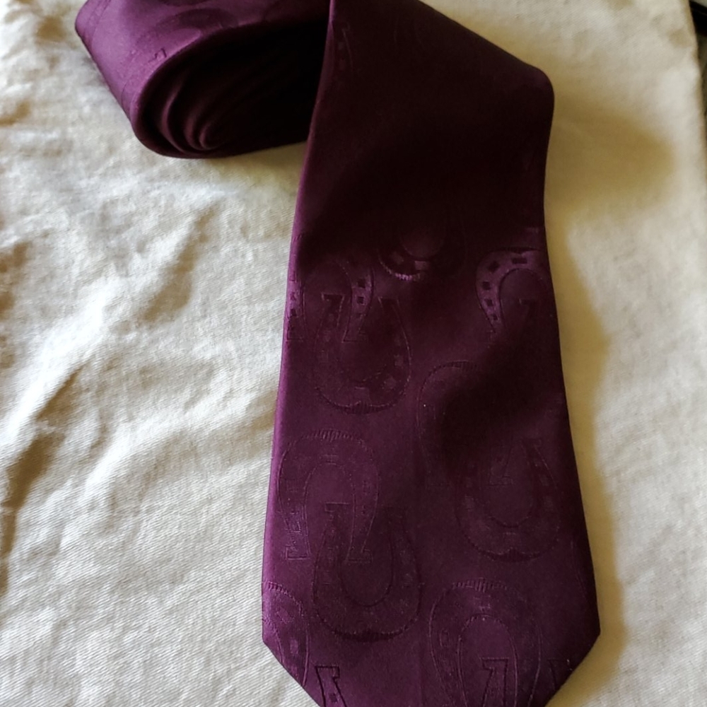 💯 GUCCI Men's Silk Tie!! Plum in Color. Horshoes - Picture 3 of 3